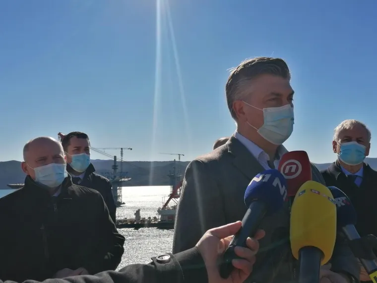 Premijer Plenković obi&scaron;ao je radove na Pelje&scaron;kom mostu: 'Očekujemo da most bude spojen do kraja godine'
