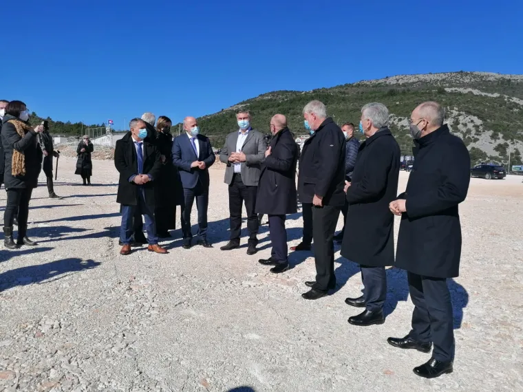 Premijer Plenković obi&scaron;ao je radove na Pelje&scaron;kom mostu: 'Očekujemo da most bude spojen do kraja godine'