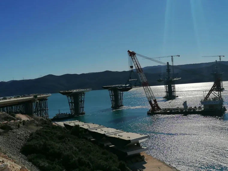 Premijer Plenković obi&scaron;ao je radove na Pelje&scaron;kom mostu: 'Očekujemo da most bude spojen do kraja godine'