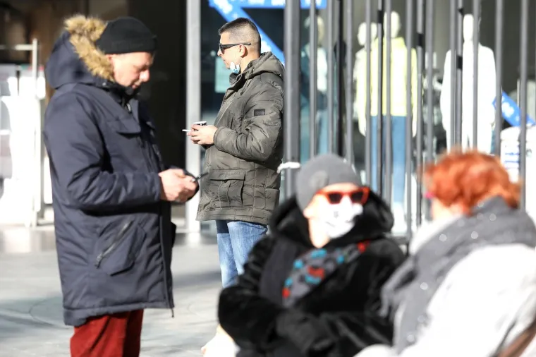 Centar Zagreba kao da je staro normalno! Kafići otvorili, pije se kava, većina bez maski, ali jedno ipak fali...