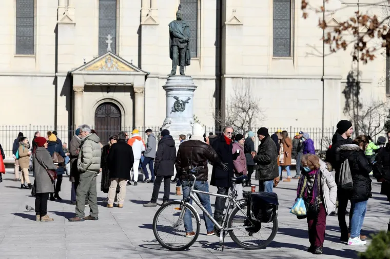Centar Zagreba kao da je staro normalno! Kafići otvorili, pije se kava, većina bez maski, ali jedno ipak fali...