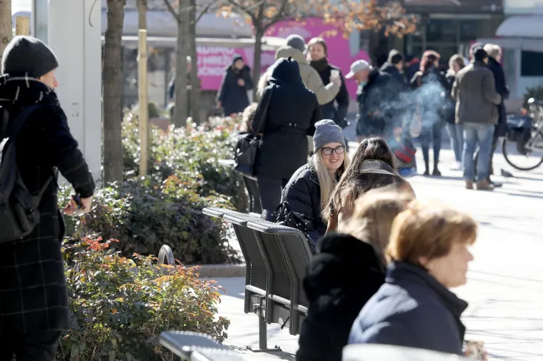 Centar Zagreba kao da je staro normalno! Kafići otvorili, pije se kava, većina bez maski, ali jedno ipak fali...