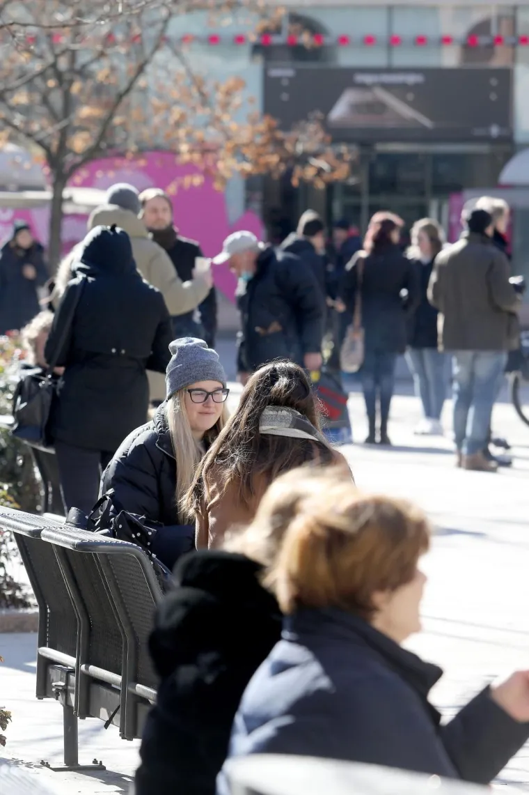 Centar Zagreba kao da je staro normalno! Kafići otvorili, pije se kava, većina bez maski, ali jedno ipak fali...