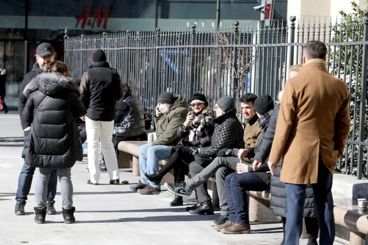 Centar Zagreba kao da je staro normalno! Kafići otvorili, pije se kava, većina bez maski, ali jedno ipak fali...
