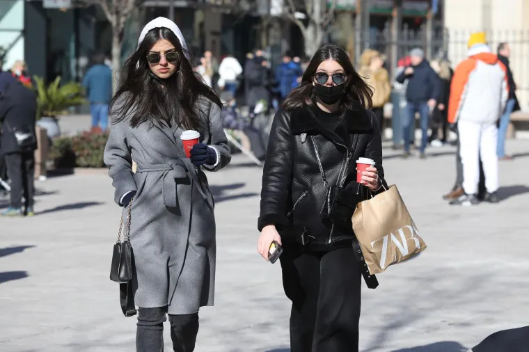 Centar Zagreba kao da je staro normalno! Kafići otvorili, pije se kava, većina bez maski, ali jedno ipak fali...