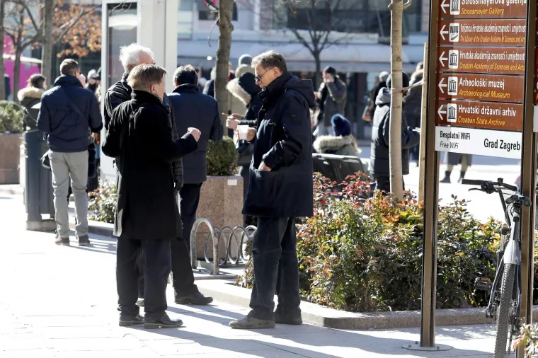 Centar Zagreba kao da je staro normalno! Kafići otvorili, pije se kava, većina bez maski, ali jedno ipak fali...