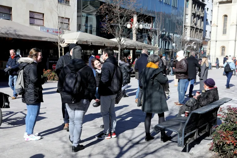 Centar Zagreba kao da je staro normalno! Kafići otvorili, pije se kava, većina bez maski, ali jedno ipak fali...