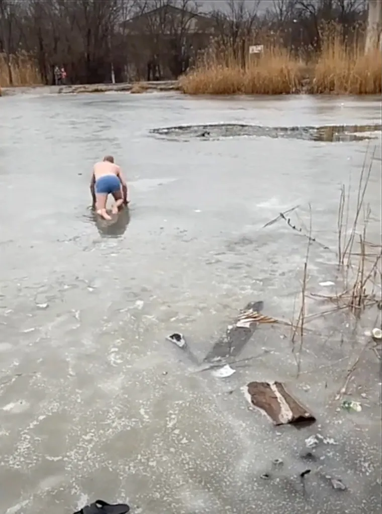 Ovaj heroj nije puno razmišljao kada je ugledao bespomoćnoga psa kako se utapa u zaleđenom ribnjaku.