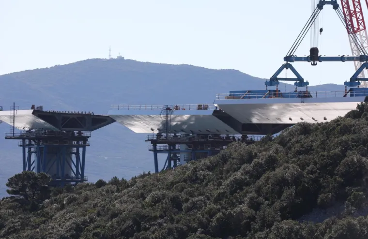 POČELO SPAJANJE PELJEŠKOG MOSTA S KOPNOM: Pogledajte najnovije fotografije ovog veličanstvenog projekta