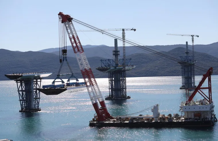 POČELO SPAJANJE PELJEŠKOG MOSTA S KOPNOM: Pogledajte najnovije fotografije ovog veličanstvenog projekta