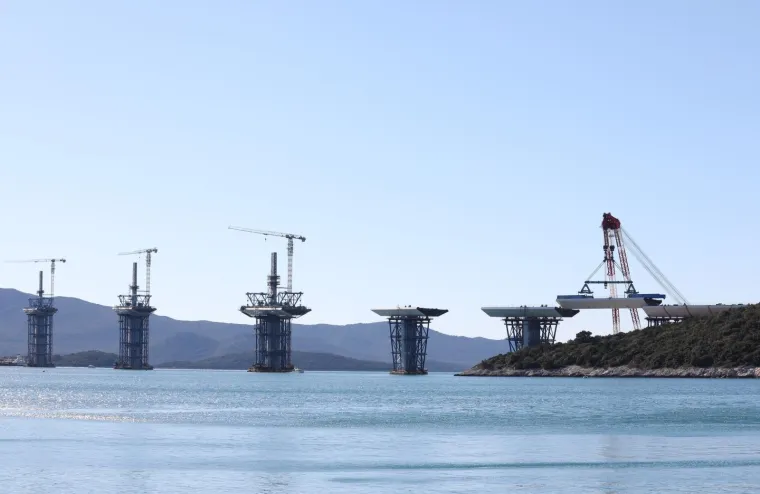 POČELO SPAJANJE PELJEŠKOG MOSTA S KOPNOM: Pogledajte najnovije fotografije ovog veličanstvenog projekta