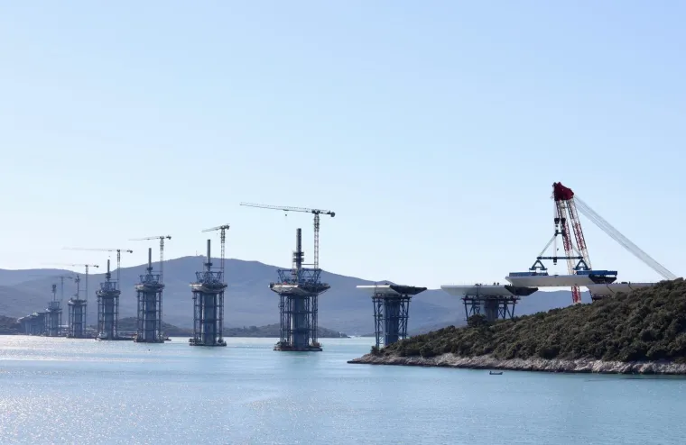 POČELO SPAJANJE PELJE&Scaron;KOG MOSTA S KOPNOM: Pogledajte najnovije fotografije ovog veličanstvenog projekta