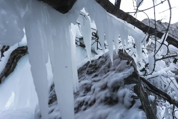 Zamrznuo se potok Paklenica u kanjonu Paklenice