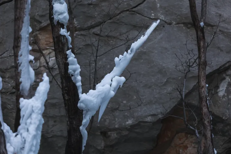 Zamrznuo se potok Paklenica u kanjonu Paklenice
