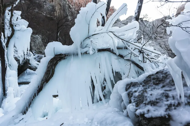 Zamrznuo se potok Paklenica u kanjonu Paklenice
