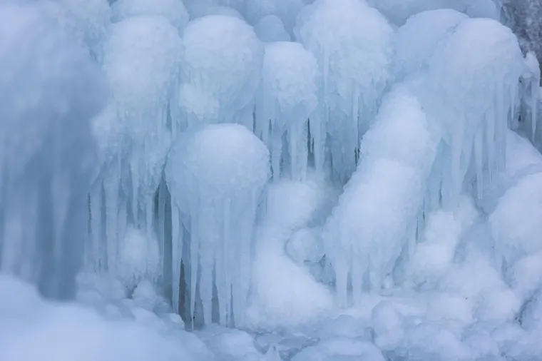 Zamrznuo se potok Paklenica u kanjonu Paklenice