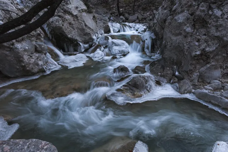 Zamrznuo se potok Paklenica u kanjonu Paklenice