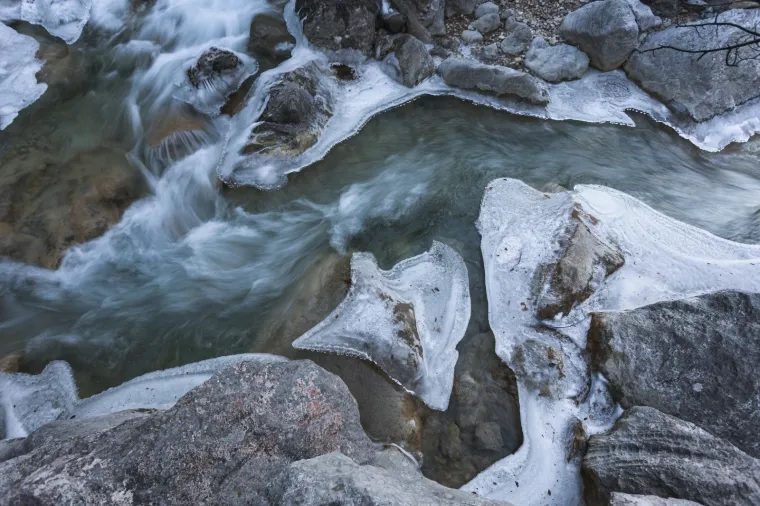 Zamrznuo se potok Paklenica u kanjonu Paklenice