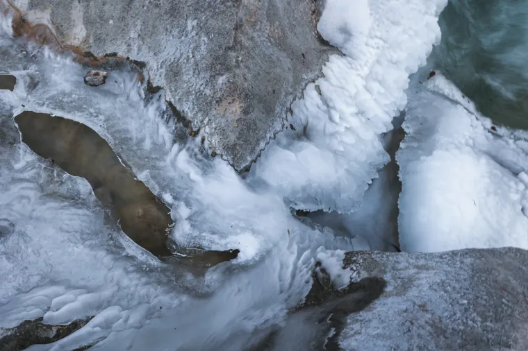 Zamrznuo se potok Paklenica u kanjonu Paklenice