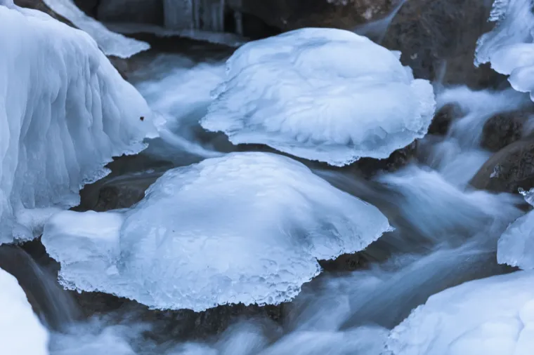 Zamrznuo se potok Paklenica u kanjonu Paklenice