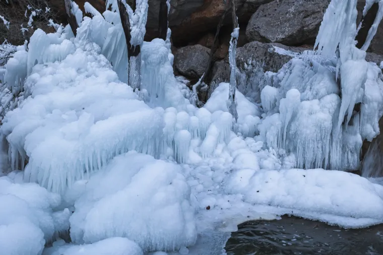 Zamrznuo se potok Paklenica u kanjonu Paklenice