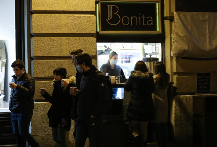 Zagreb: Bez velikih gužvi ispred kafića nakon ublažavanja mjera