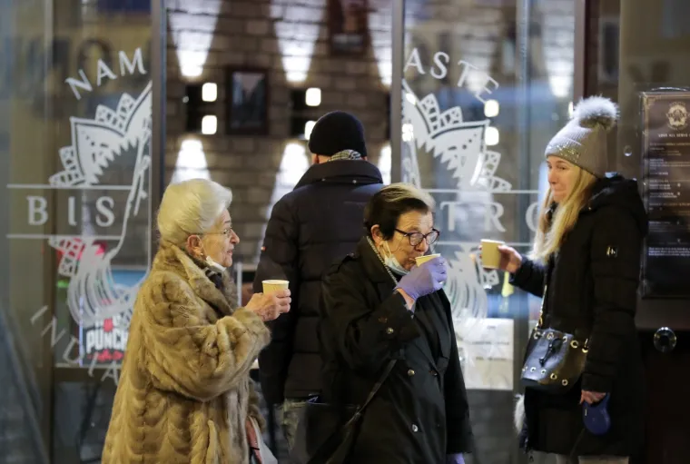 Zagreb: Bez velikih gužvi ispred kafića nakon ublažavanja mjera