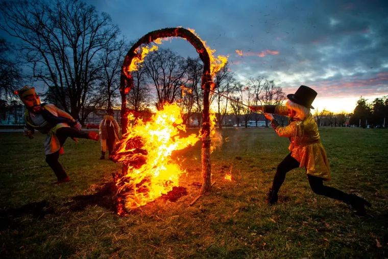 Tko kaže da ma&scaron;kare nisu u modi? U Osijeku kod tvrđe zapalile su skulpturu od slame