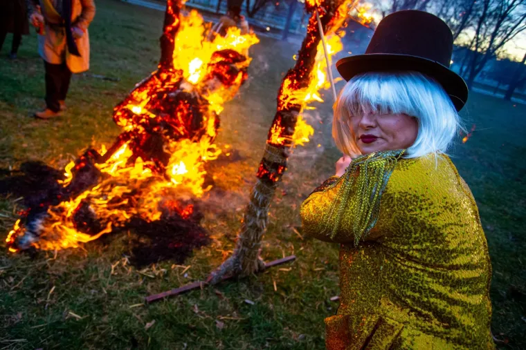 Tko kaže da ma&scaron;kare nisu u modi? U Osijeku kod tvrđe zapalile su skulpturu od slame