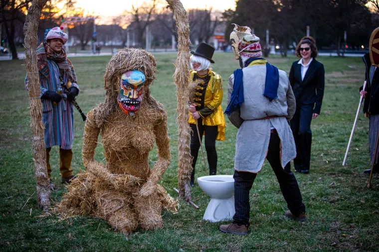 Tko kaže da ma&scaron;kare nisu u modi? U Osijeku kod tvrđe zapalile su skulpturu od slame