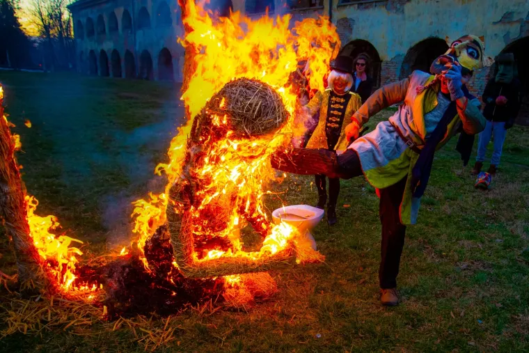 Tko kaže da ma&scaron;kare nisu u modi? U Osijeku kod tvrđe zapalile su skulpturu od slame