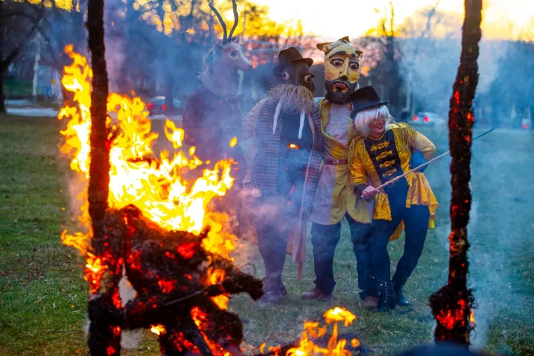 Tko kaže da ma&scaron;kare nisu u modi? U Osijeku kod tvrđe zapalile su skulpturu od slame