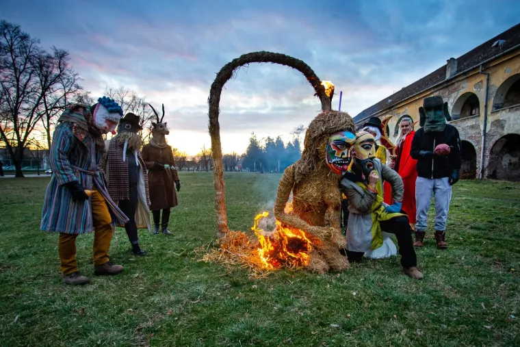 Tko kaže da ma&scaron;kare nisu u modi? U Osijeku kod tvrđe zapalile su skulpturu od slame