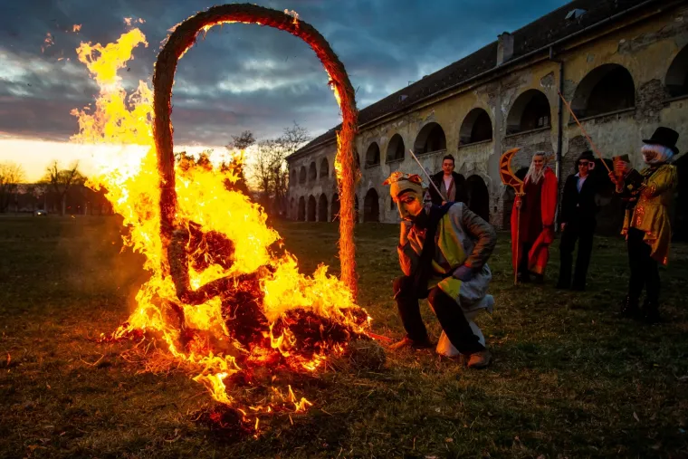 Tko kaže da ma&scaron;kare nisu u modi? U Osijeku kod tvrđe zapalile su skulpturu od slame