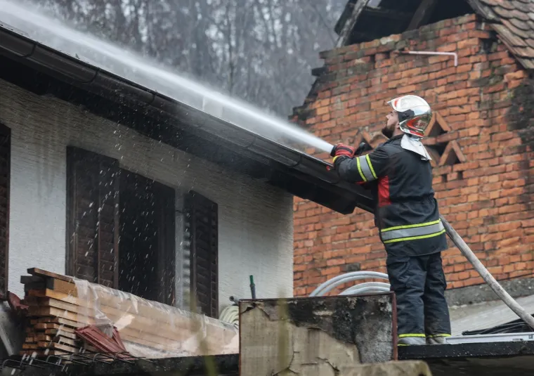 Požar progutao kuću u zagrebačkom Dankovcu