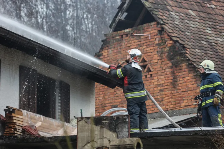 Požar progutao kuću u zagrebačkom Dankovcu