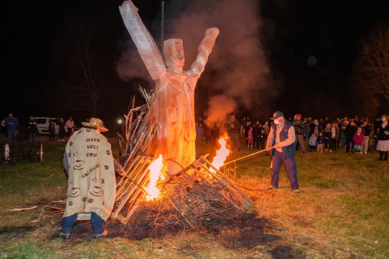 Maskirani Puljani zapalili pusta