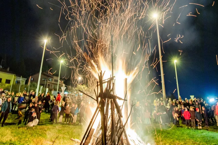 Maskirani Puljani zapalili pusta