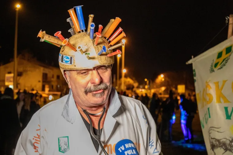 Maskirani Puljani zapalili pusta