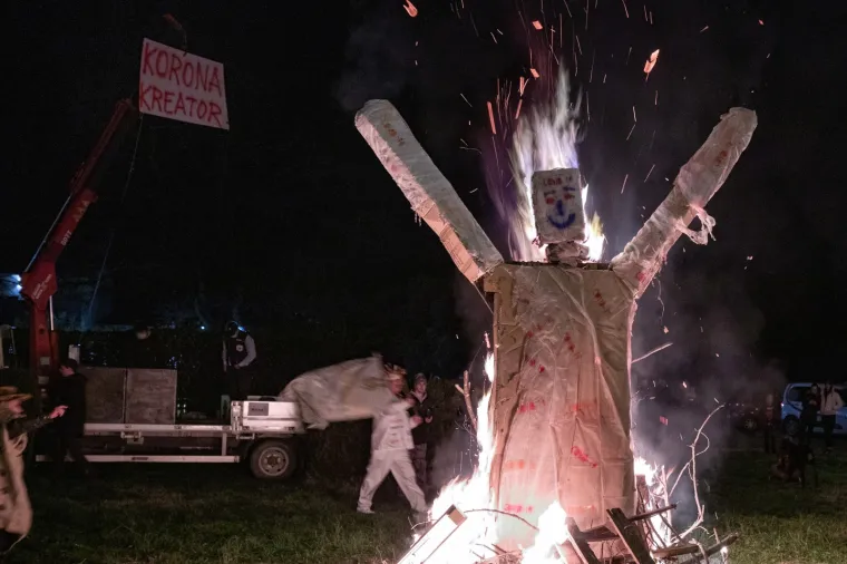 Maskirani Puljani zapalili pusta