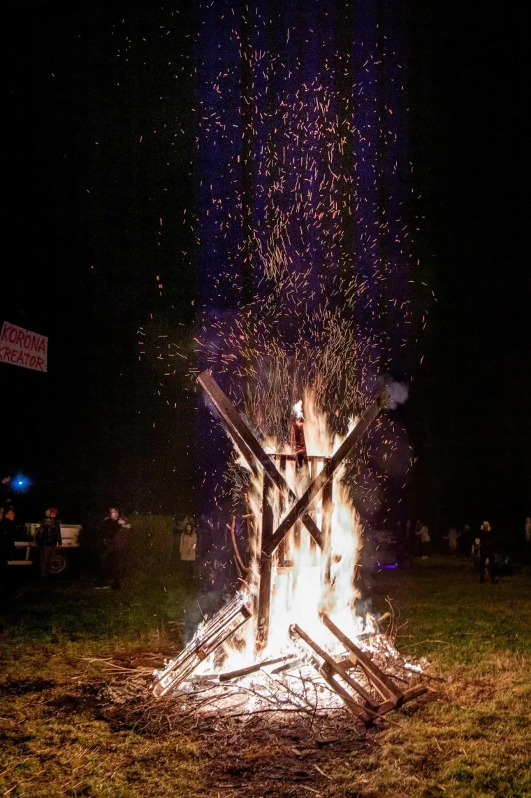 Maskirani Puljani zapalili pusta