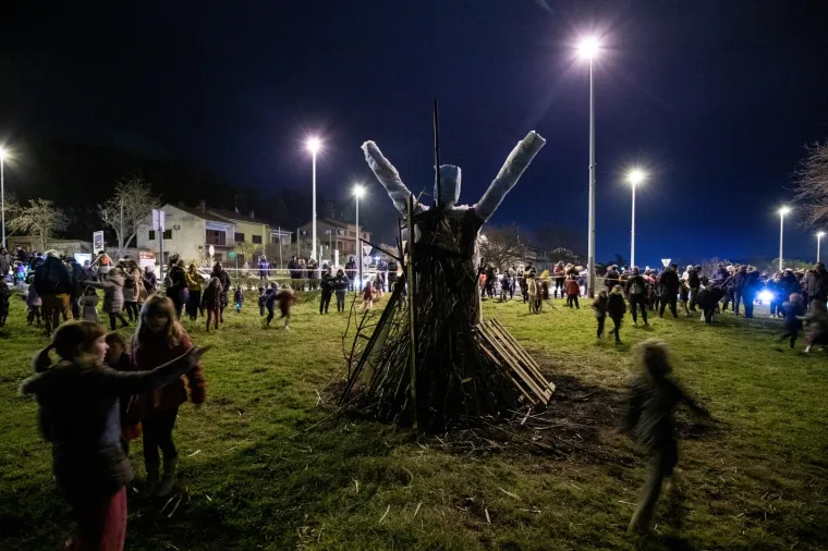 Maskirani Puljani zapalili pusta