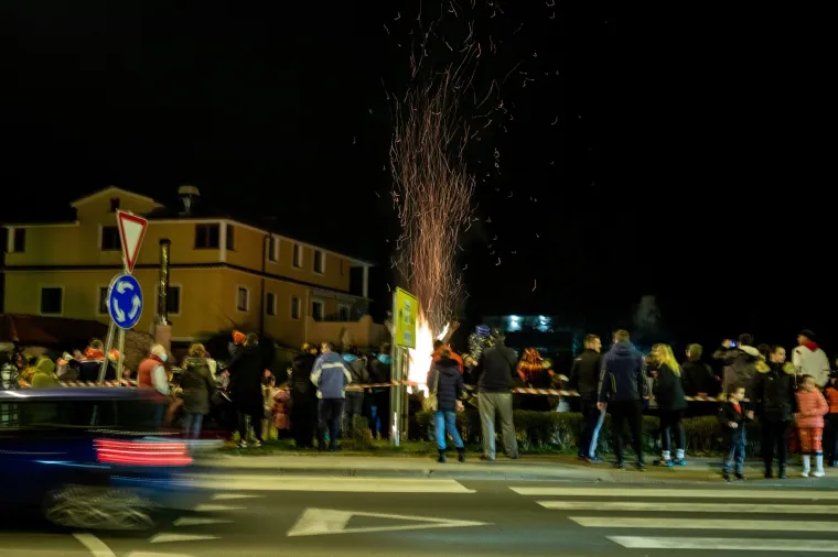 Maskirani Puljani zapalili pusta