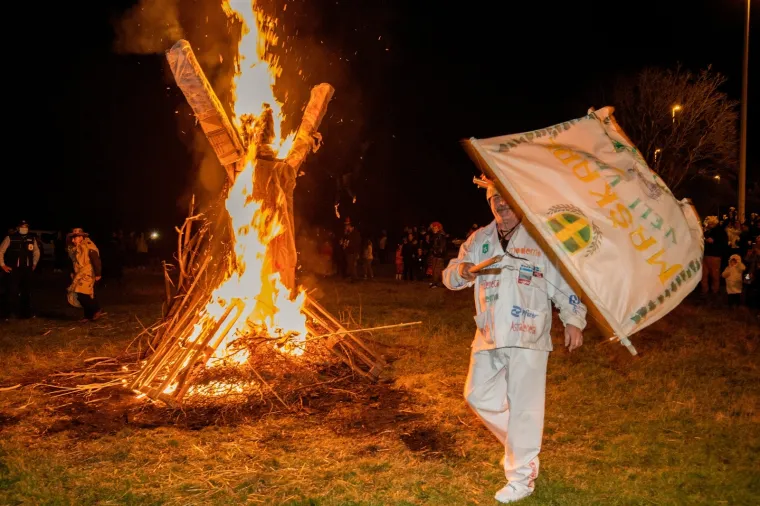 Maskirani Puljani zapalili pusta