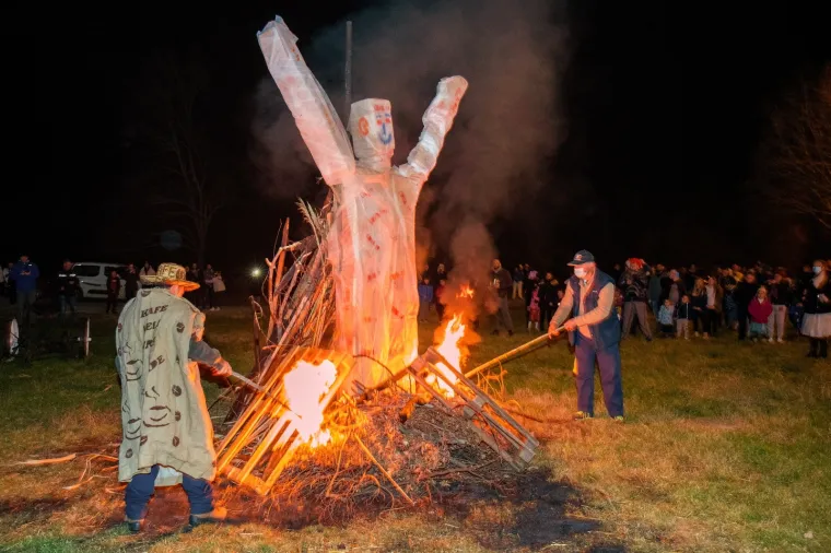 Maskirani Puljani zapalili pusta