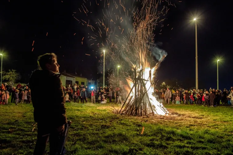 Maskirani Puljani zapalili pusta