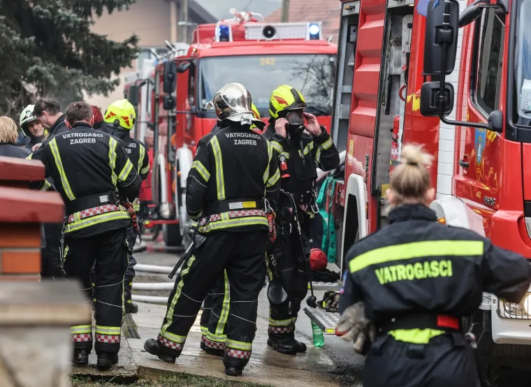 Vatrogasci gase požar obiteljske kuće u zagrebačkom Dankovcu