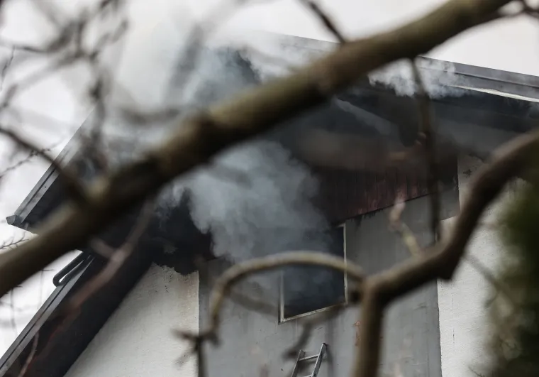 Vatrogasci gase požar obiteljske kuće u zagrebačkom Dankovcu