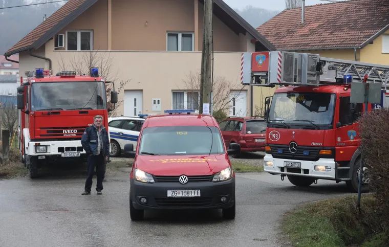 Vatrogasci gase požar obiteljske kuće u zagrebačkom Dankovcu