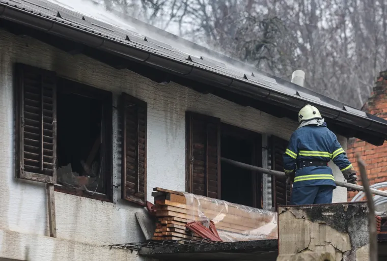 Vatrogasci gase požar obiteljske kuće u zagrebačkom Dankovcu